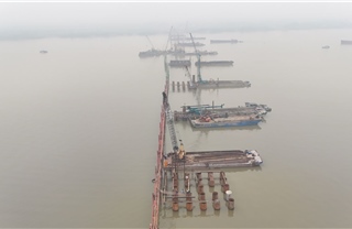 Cận cảnh tiến độ 3 cây cầu vượt sông Hồng đang được Hà Nội gấp rút xây dựng