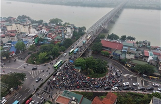 Cầu Chương Dương 'kẹt cứng' sau khi Hà Nội cấm xe qua cầu Long Biên
