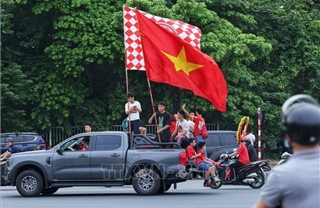 Không khí sôi động bên ngoài sân Mỹ Đình trước trận đấu Việt Nam - Philippines
