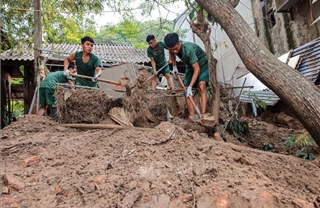 Xúc động hình ảnh &#39;Bộ đội Cụ Hồ&#39; giúp dân khắc phục hậu quả bão lũ