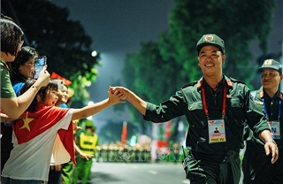 Người dân &#39;tiếp sức&#39; cho các khối diễu binh, diễu hành Sơ duyệt A80