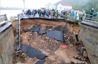 Sập mố cầu Lò Gốm do nước lũ