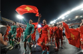 Các cầu thủ U22 Việt Nam hân hoan chia vui với người hâm mộ