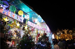 Không khí mua sắm Giáng sinh rộn ràng tại Thành phố Hồ Chí Minh