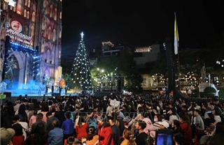 Hà Nội: Người dân đổ về các nhà thờ, khu vui chơi chờ đón đêm Giáng sinh năm 2025