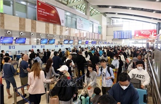 Sân bay Nội Bài đông nghẹt người trước kỳ nghỉ Tết