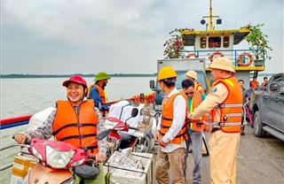 Tăng cường kiểm soát bến khách ngang sông Hồng