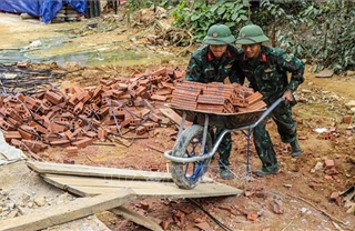 Ấm tình quân dân nơi vùng lũ Mường Pồn