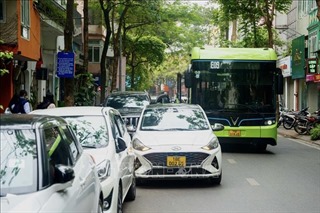 Nhiều điểm dừng, nhà chờ xe buýt ở Hà Nội bị lấn chiếm