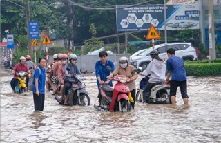 Triều cường vượt báo động III gây ngập nhiều tuyến phố ở Cần Thơ