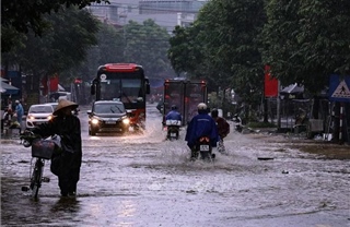 Bão số 5: Mưa lớn gây ngập trên Quốc lộ 6 cũ (Phú Thọ)