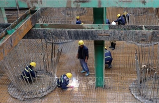 &#39;Vượt nắng, thắng mưa&#39; để đảm bảo tiến độ thi công cầu đường bộ qua sông Hồng