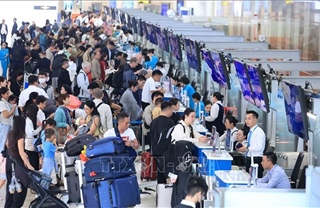 Sân bay Nội Bài chật kín người trước kỳ nghỉ Tết Dương lịch 2026