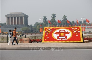 Phố phường Hà Nội đỏ rực màu cờ chào mừng Đại hội Đảng