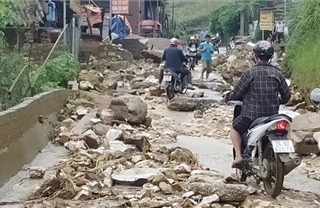 Mưa lũ gây sạt lở một số tuyến đường tại Sa Pa