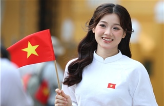 Lan tỏa tình yêu nước với tà áo dài và hình ảnh lá cờ Tổ quốc