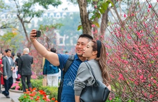 Rộn ràng du Xuân bên hồ Hoàn Kiếm mùng 3 Tết