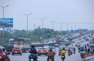 Dòng người hối hả quay trở lại Hà Nội sau dịp nghỉ lễ 30/4 - 1/5