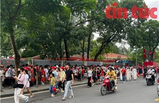 Người dân giữ chỗ ở vỉa hè các tuyến phố nơi có đoàn diễu binh, diễu hành đi qua