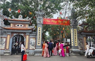 Du khách tấp nập về Đền Đô mùng 1 Tết Bính Ngọ