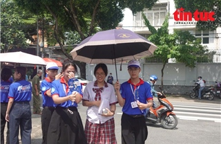 Những hình ảnh đẹp tình nguyện trong mùa thi