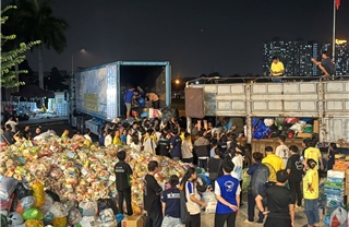 Sinh viên TP Hồ Chí Minh thức trắng đêm gói ghém nghĩa tình gửi về miền Trung