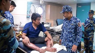 Cảnh sát biển cấp cứu ngư dân bị nạn trên biển