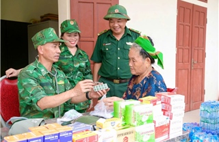 Quân y Bộ đội biên phòng Nghệ An băng rừng vào vùng lũ quét Mỹ Lý 