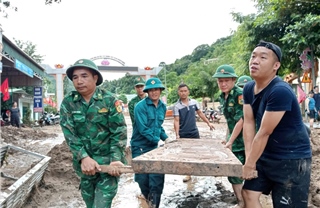 Bộ đội Biên phòng Nghệ An giúp dân khắc phục hậu quả mưa lũ