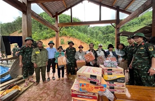 Lực lượng vũ trang vượt điểm sạt lở mang nhu yếu phẩm cứu trợ người dân vùng bị cô lập