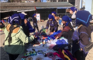 Du khách ‘đắm chìm’ trong sắc màu chợ phiên thổ cẩm vùng cao Y Tý