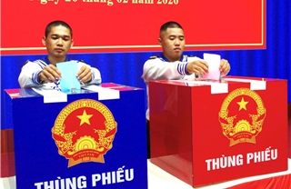 Chùm ảnh bầu cử sớm của cử tri đi làm nhiệm vụ trên biển 