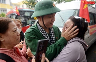 TP Hồ Chí Minh: Xúc động cảnh người thân đội mưa tiễn tân binh lên đường nhập ngũ