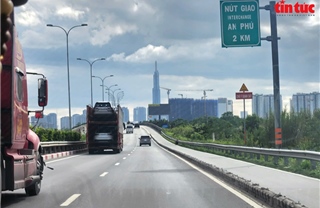 Tháo dỡ dải phân cách trên đường dẫn cao tốc TP Hồ Chí Minh-Long Thành-Dầu Giây để mở rộng làn ô tô