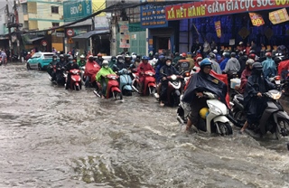 TP Hồ Chí Minh: Mưa lớn kéo dài, nhiều tuyến đường bị ngập sâu