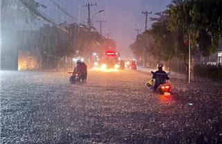 Mưa lớn, nhiều tuyến đường TP Hồ Chí Minh chìm trong biển nước