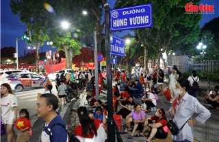 Người dân đổ về Ba Đình, quyết chờ 2 đêm để được tận mắt xem diễu binh 2/9