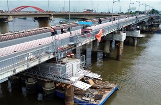 TP Hồ Chí Minh: Cầu Bình Triệu 1 được nâng cao hơn 1 mét bằng 106 kích thủy lực