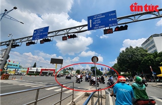 TP Hồ Chí Minh: Tái diễn cảnh vượt đèn đỏ, đi ngược chiều và leo vỉa hè gây nguy hiểm
