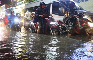 Mưa lớn gây ngập hàng loạt tuyến đường ở TP Hồ Chí Minh