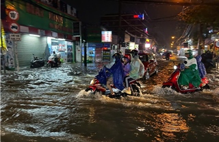 TP Hồ Chí Minh: Nhiều tuyến đường vùng ven ngập sâu trong mưa lớn