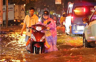 TP Hồ Chí Minh: Mưa lớn kèm triều cường làm nhiều tuyến đường ngập sâu