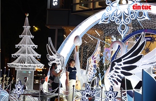 TP Hồ Chí Minh tràn ngập sắc màu Giáng sinh trong tiết trời se lạnh