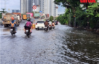 TP Hồ Chí Minh: Triều cường dâng cao, nhiều tuyến đường ngập sâu