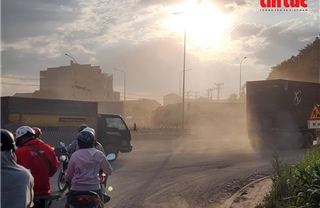 Đường Nguyễn Xiển xuống cấp, dân khốn khổ vì bụi và ổ gà