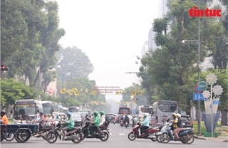 Sương mù đục ngầu bao phủ nhiều tuyến đường trung tâm TP Hồ Chí Minh