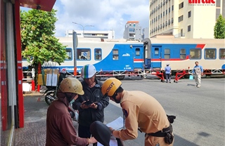 TP Hồ Chí Minh: Xử phạt nhiều trường hợp vi phạm tại điểm giao cắt đường sắt