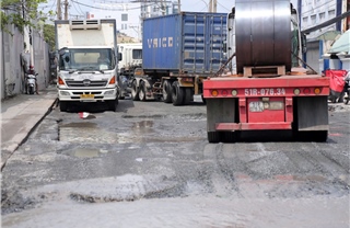 TP Hồ Chí Minh: Cận cảnh đường Bến Nghé xuống cấp, chi chít ‘ổ voi', 'ổ gà’