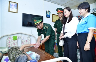 Hội Phụ nữ Bộ Tư lệnh TP Hồ Chí Minh mang nghĩa tình đến Côn Đảo