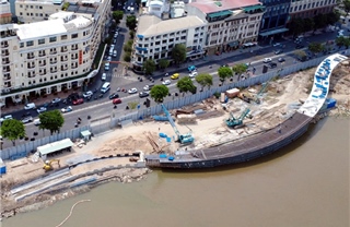 Cầu đi bộ qua sông Sài Gòn dần thành hình sau hơn 1 năm thi công